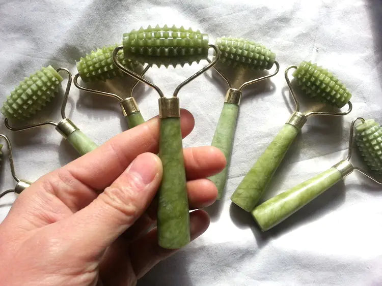 Jade Roller Facial Massage Tool – Reduce Puffiness & Promote Circulation